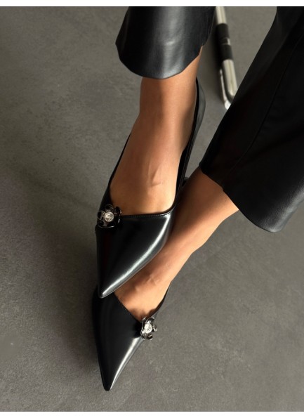 Siyah yanı aksesuarlı Stiletto