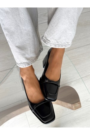 Siyah topuklu ayakkabı 