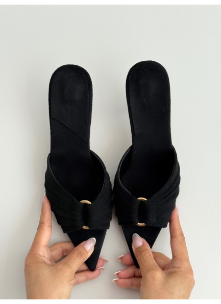 Siyah önü büzgülü terlik