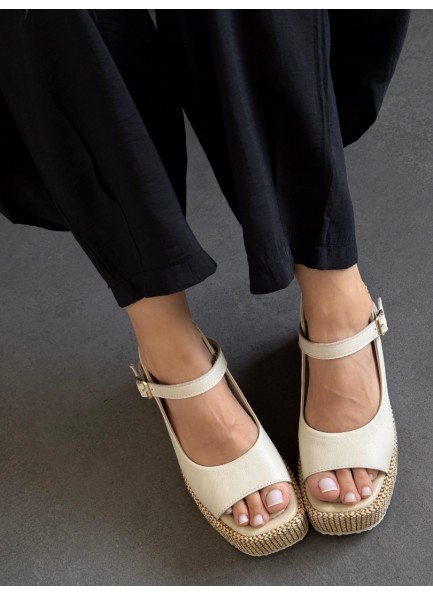 Bej hasır dolgu topuk sandalet 