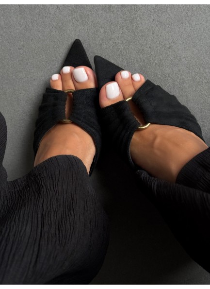 Siyah önü büzgülü terlik