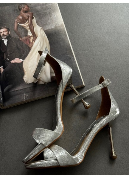 Gümüş tek bant topuklu sandalet 
