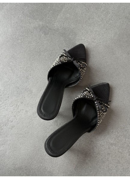 Siyah taşlı fiyonklu terlik