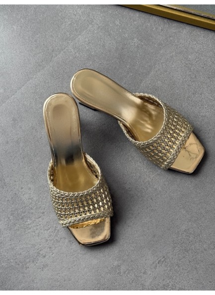 Gold topuklu örgülü terlik 