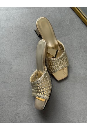 Gold topuklu örgülü terlik 