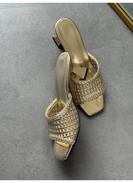 Gold topuklu örgülü terlik 