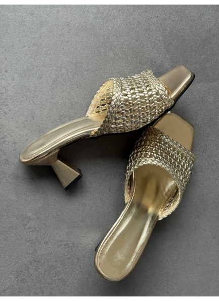 Gold topuklu örgülü terlik 