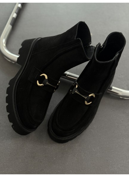 Siyah aksesuarlı hakiki deri bot