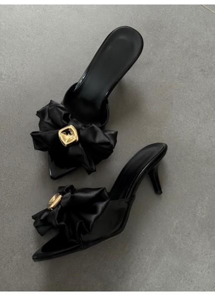 Siyah fiyonklu terlik