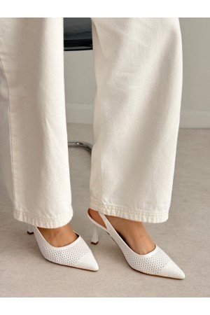Beyaz lazer kesim topuklu ayakkabı 