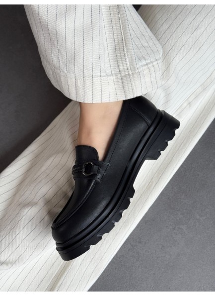 Siyah tokalı loafer 