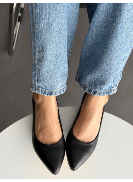 Siyah hafif topuklu ayakkabı 