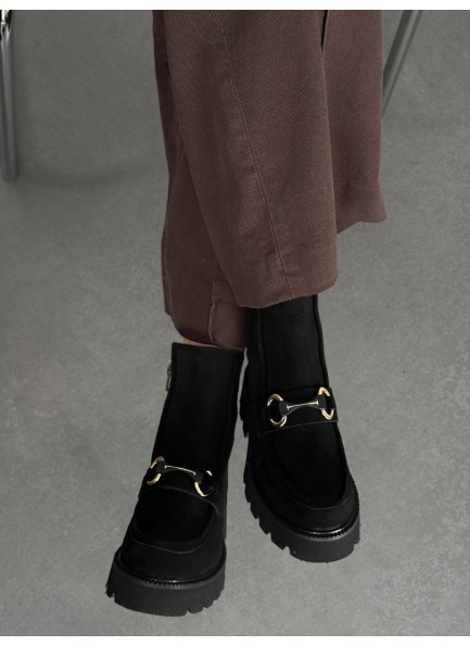 Siyah aksesuarlı hakiki deri bot