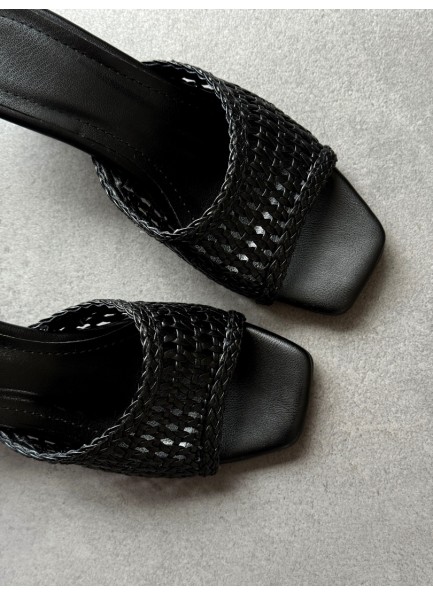 Siyah örgülü topuklu terlik