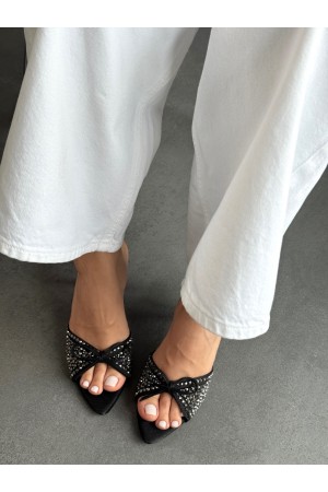 Siyah taşlı fiyonklu terlik