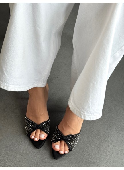 Siyah taşlı fiyonklu terlik