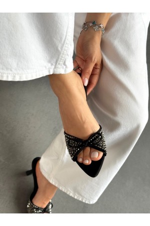 Siyah taşlı fiyonklu terlik