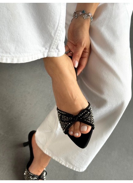 Siyah taşlı fiyonklu terlik