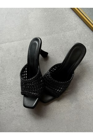 Siyah örgülü topuklu terlik