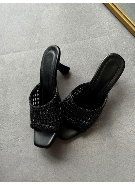 Siyah örgülü topuklu terlik