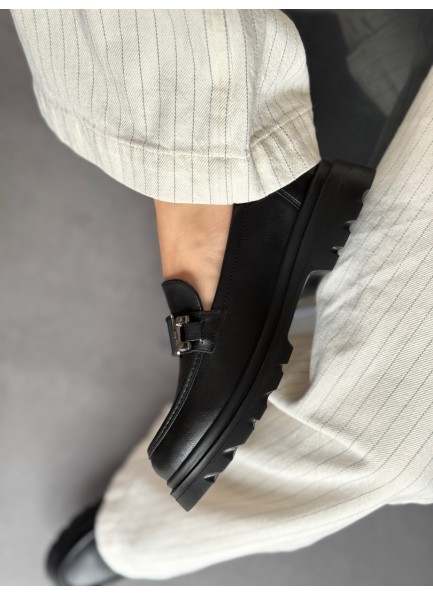 Siyah tokalı loafer ayakkabı 