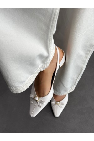 Beyaz fiyonklu topuklu ayakkabı