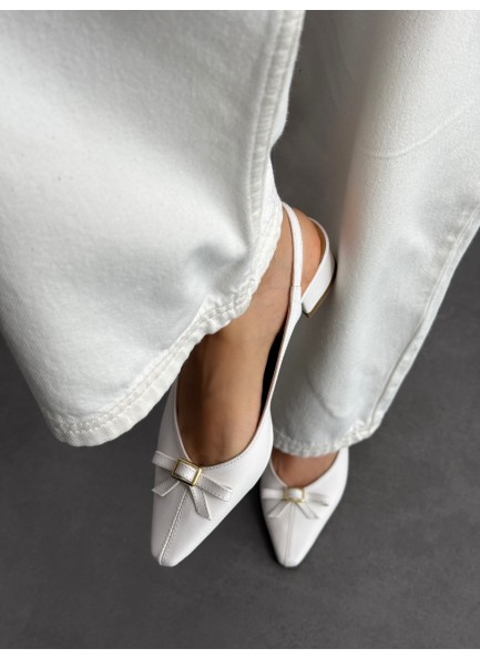 Beyaz fiyonklu topuklu ayakkabı