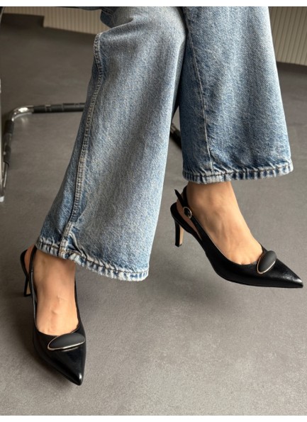 Siyah tokalı topuklu ayakkabı 