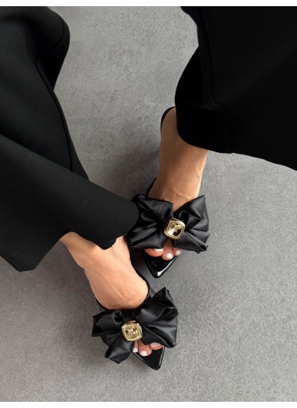 Siyah fiyonklu terlik