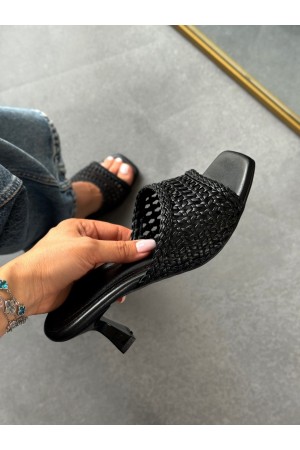 Siyah örgülü topuklu terlik