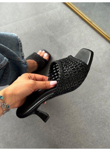 Siyah örgülü topuklu terlik