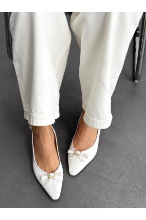 Beyaz fiyonklu topuklu ayakkabı