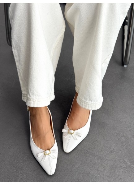 Beyaz fiyonklu topuklu ayakkabı