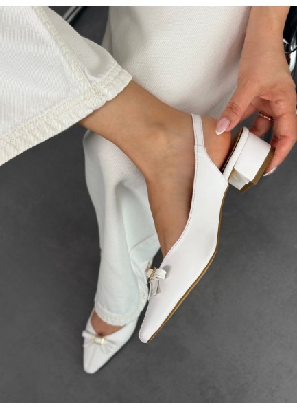 Beyaz fiyonklu topuklu ayakkabı