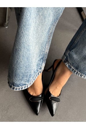 Siyah tokalı topuklu ayakkabı 