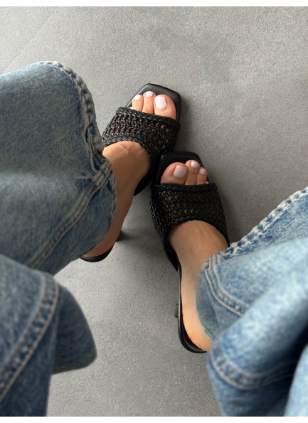 Siyah örgülü topuklu terlik