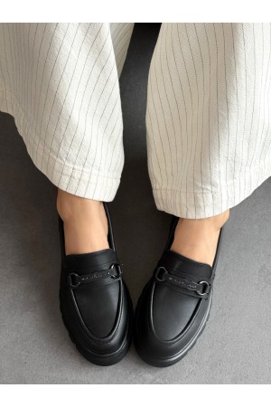 Siyah tokalı loafer 