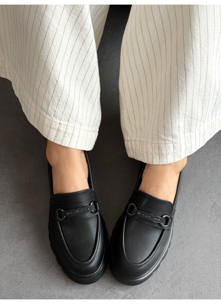 Siyah tokalı loafer 