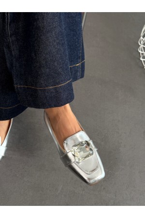 Gümüş taşlı ayakkabı