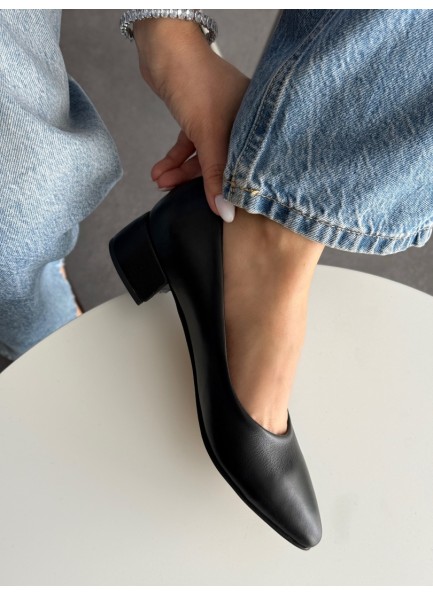 Siyah hafif topuklu ayakkabı 