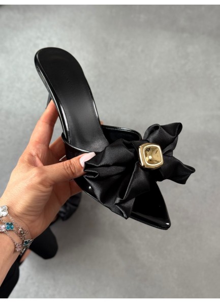 Siyah fiyonklu terlik