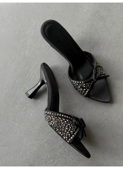 Siyah taşlı fiyonklu terlik