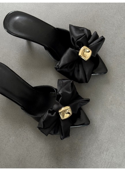 Siyah fiyonklu terlik