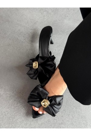 Siyah fiyonklu terlik