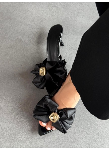 Siyah fiyonklu terlik